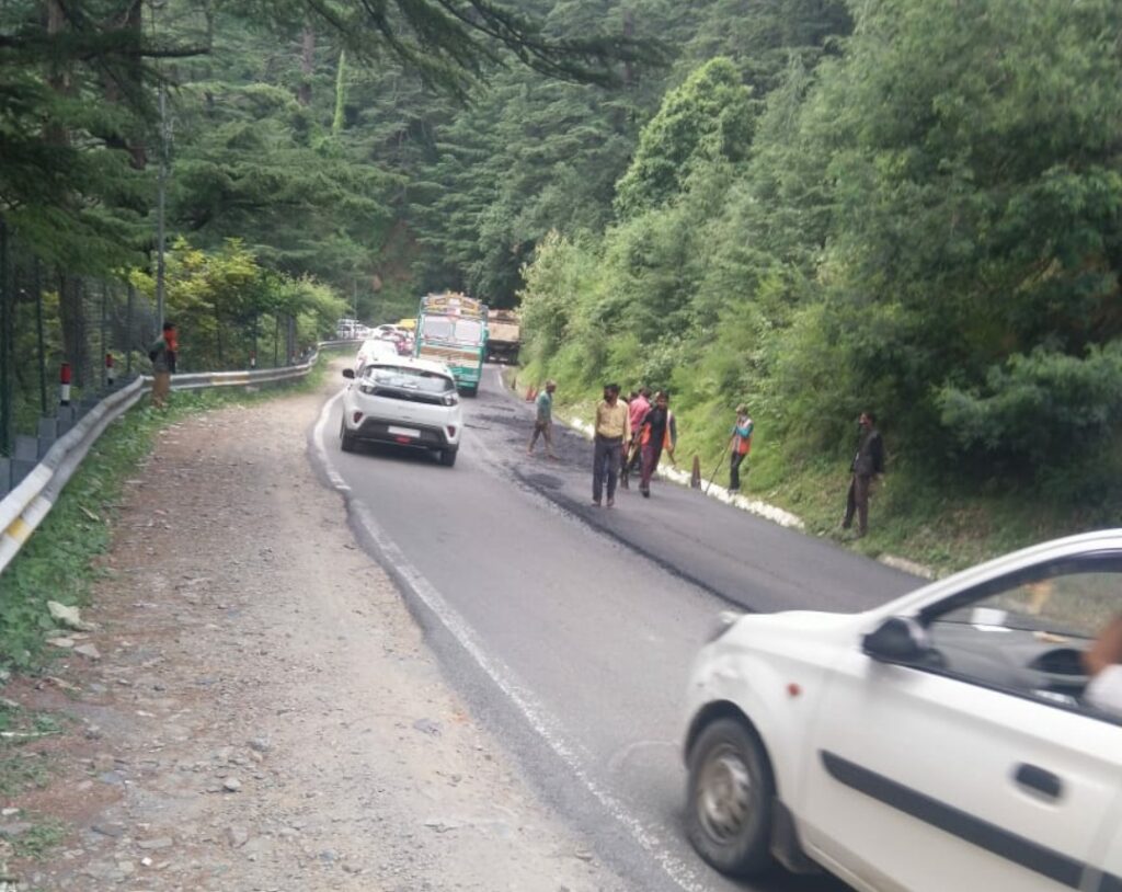 Weekend-Tourists make beeline to queen of hills Weekend-Tourists make beeline to queen of hills HIMACHAL HEADLINES