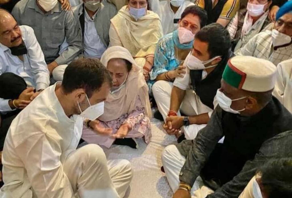 Cong leader Rahul Gandhi pays floral tributes to Ex-CM Virbhadra Singh at Shimla Cong leader Rahul Gandhi pays floral tributes to Ex-CM Virbhadra Singh at Shimla HIMACHAL HEADLINES
