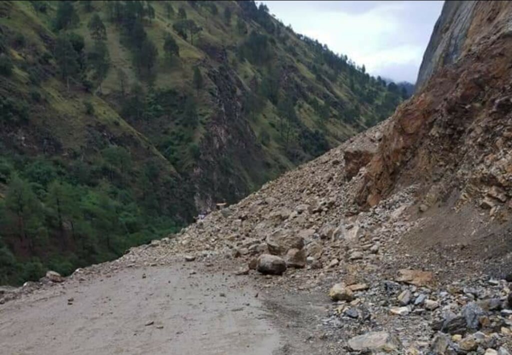 Police sounds traffic advisory to Tourist in wake of inclement weather Police sounds traffic advisory to Tourist in wake of inclement weather HIMACHAL HEADLINES