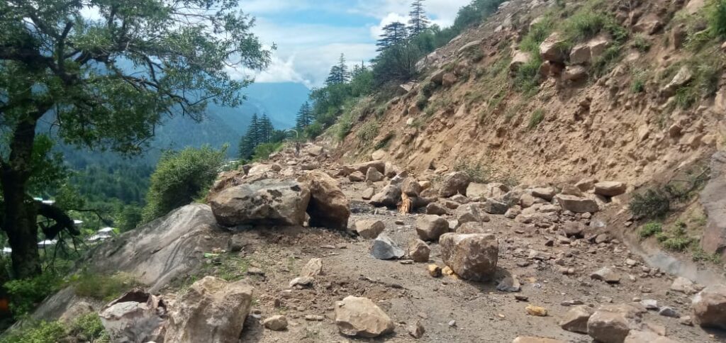 Shooting stones: NH-5 close between Nigulsari to Recong-peo Shooting stones: NH-5 close between Nigulsari to Recong-peo HIMACHAL HEADLINES