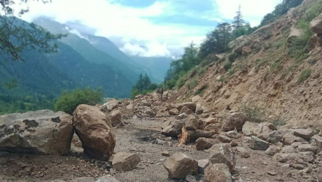 Jharkhand resident washed away in a Kinnuar district,NH-305 block by landslide HIMACHAL HEADLINES