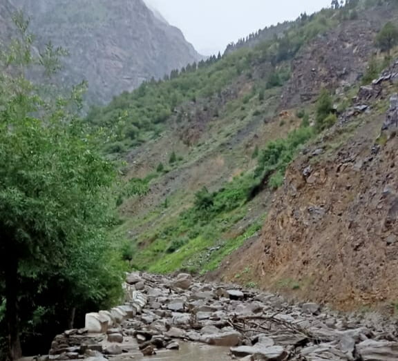 Flashflood shutdown Tandi-Udaipur NH 76 Flashflood shutdown Tandi-Udaipur NH 76 HIMACHAL HEADLINES