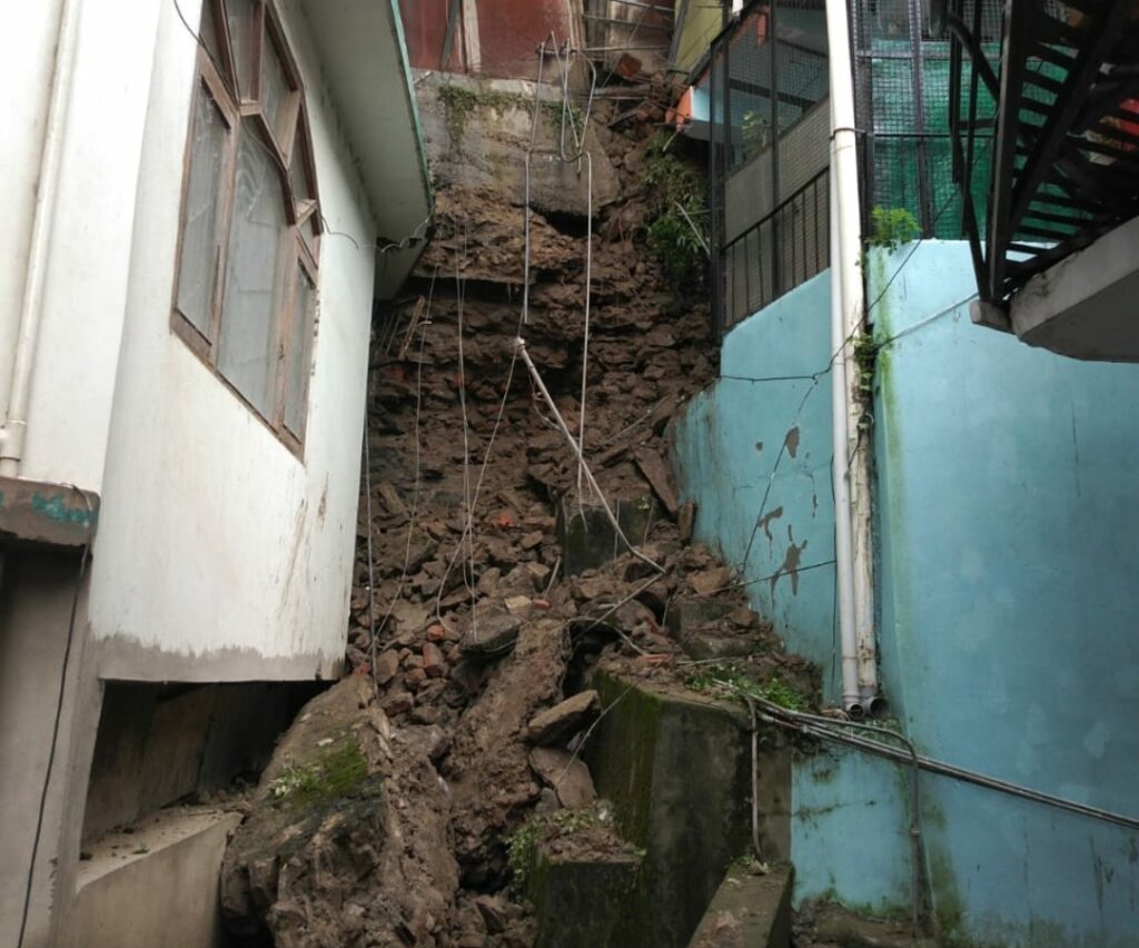 Three buildings evecuated near Oak over in Shimla HIMACHAL HEADLINES