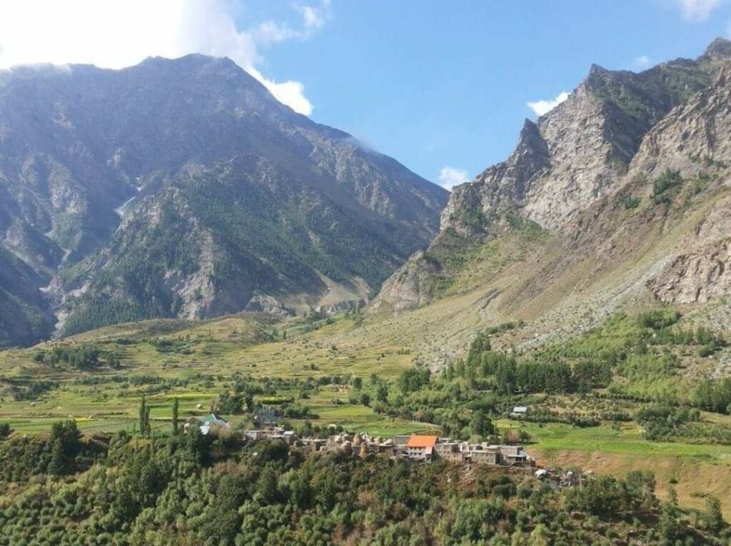 175 Tourist stranded in Pattan valley of HP 175 Tourist stranded in Pattan valley of HP HIMACHAL HEADLINES