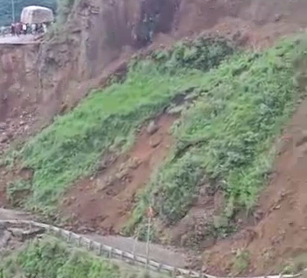Along NH -21 and 707 around 109 road disrupted due to heavy rain in HP HIMACHAL HEADLINES