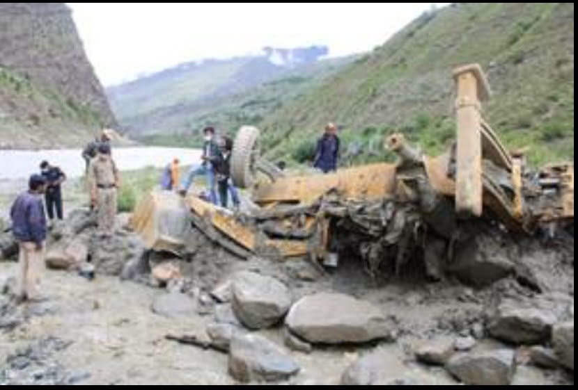 Two BRO personnel lose their lives, traffic restored in Manali - Sarchu road Two BRO personnel lose their lives, traffic restored in Manali - Sarchu road HIMACHAL HEADLINES