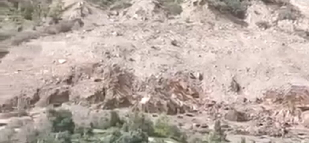Landslides on Chenab river in Udaipur, water flow resumed HIMACHAL HEADLINES