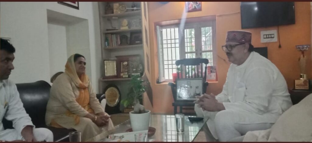 AICC leaders met with family members of former BJP parliamentaian AICC leaders met with family members of former BJP parliamentaian HIMACHAL HEADLINES