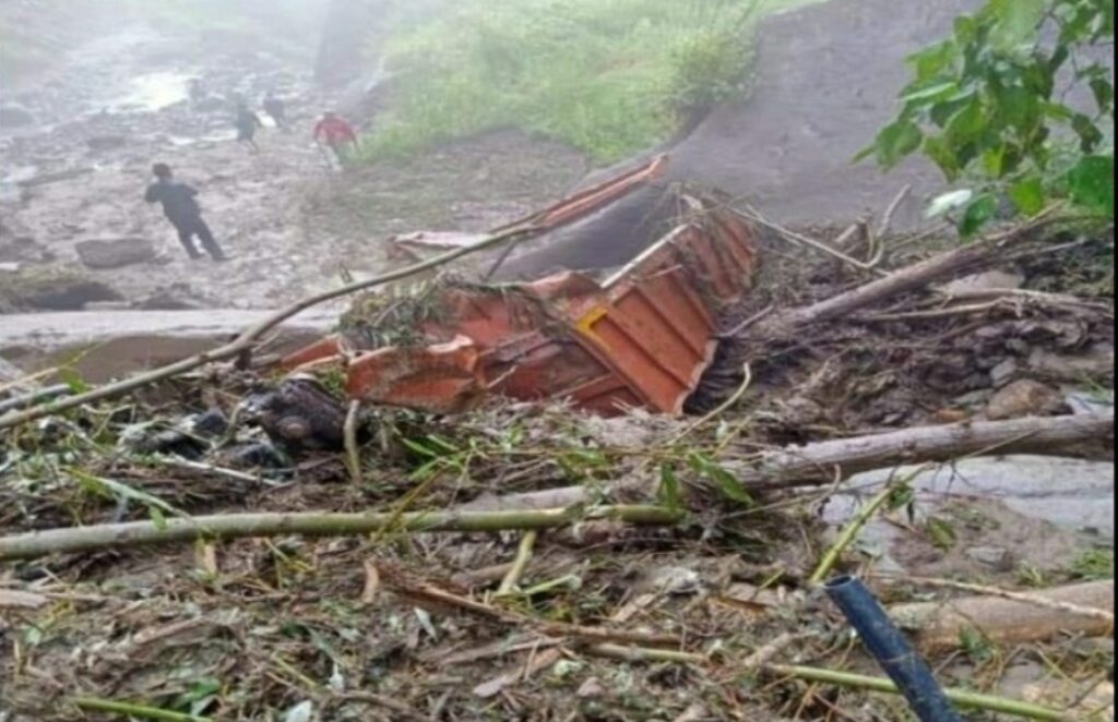 Flash Flood after heavy rainfall washes away a truck and cow shed in Kullu district Flash Flood after heavy rainfall washes away a truck and cow shed in Kullu district HIMACHAL HEADLINES