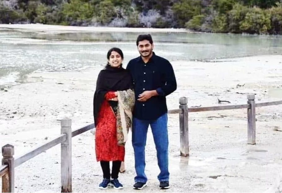 Andhra Pradesh CM arrives at Shimla to celebrate wedding silver anniversary Andhra Pradesh CM arrives at Shimla to celebrate wedding silver anniversary HIMACHAL HEADLINES