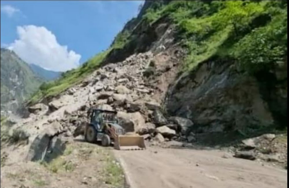 Three member of family dies one missing in road mishap in Kinnuar Three member of family dies one missing in road mishap in Kinnuar HIMACHAL HEADLINES