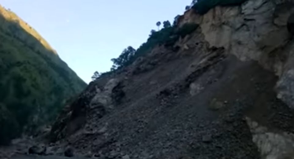 Chandigarh Manali NH-3 blocked by landslide in Himachal Chandigarh Manali NH-3 blocked by landslide in Himachal HIMACHAL HEADLINES