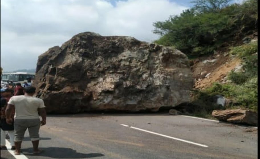 Hindustan Tibet NH-5 blocked by landslide Hindustan Tibet NH-5 blocked by landslide HIMACHAL HEADLINES