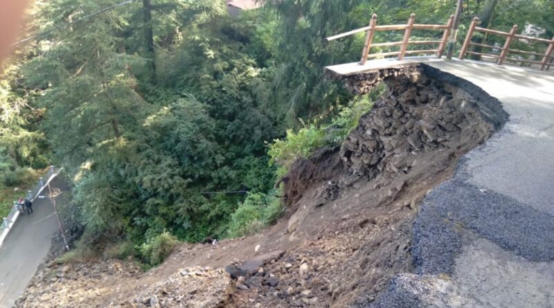 Landslide at Richmond- block Jodha Niwas-US club road in Shimla HIMACHAL HEADLINES