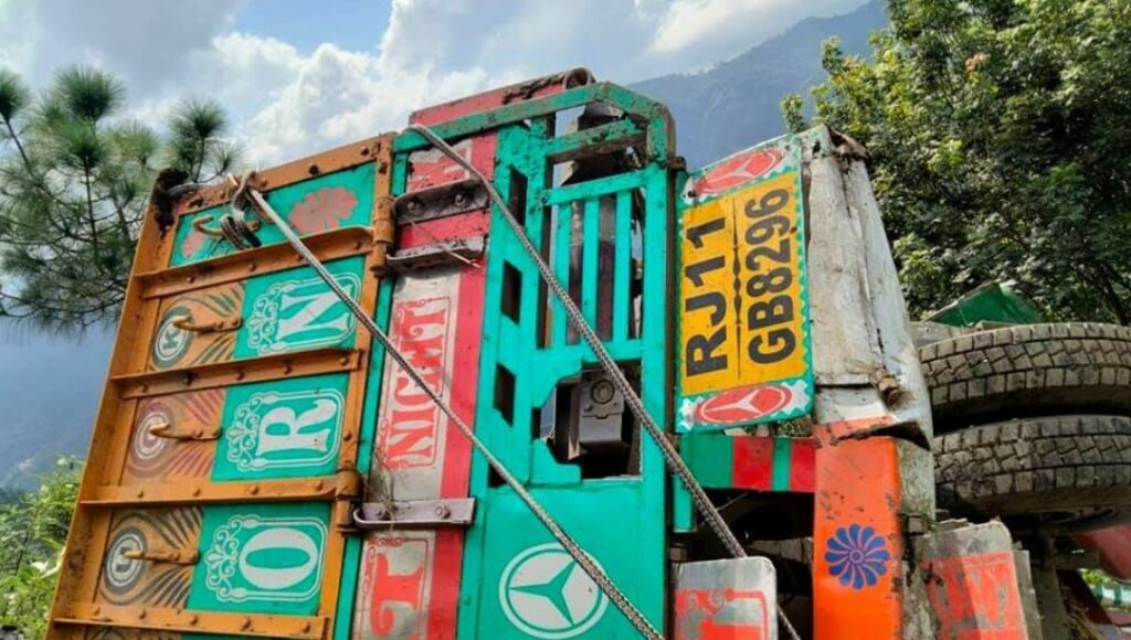 Apple laden truck fell down near Shimla three sustain injuries HIMACHAL HEADLINES