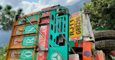 Apple laden truck fell down near Shimla three sustain injuries HIMACHAL HEADLINES