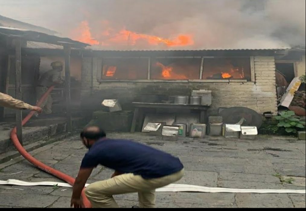 Fire mishap at restaurant in Kullu Fire mishap at restaurant in Kullu HIMACHAL HEADLINES