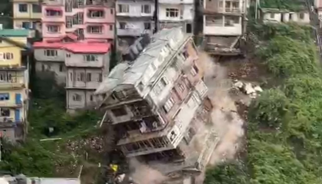 Heavy rainfall: 8 Story building collapse in Shimla town Heavy rainfall: 8 Story building collapse in Shimla town HIMACHAL HEADLINES