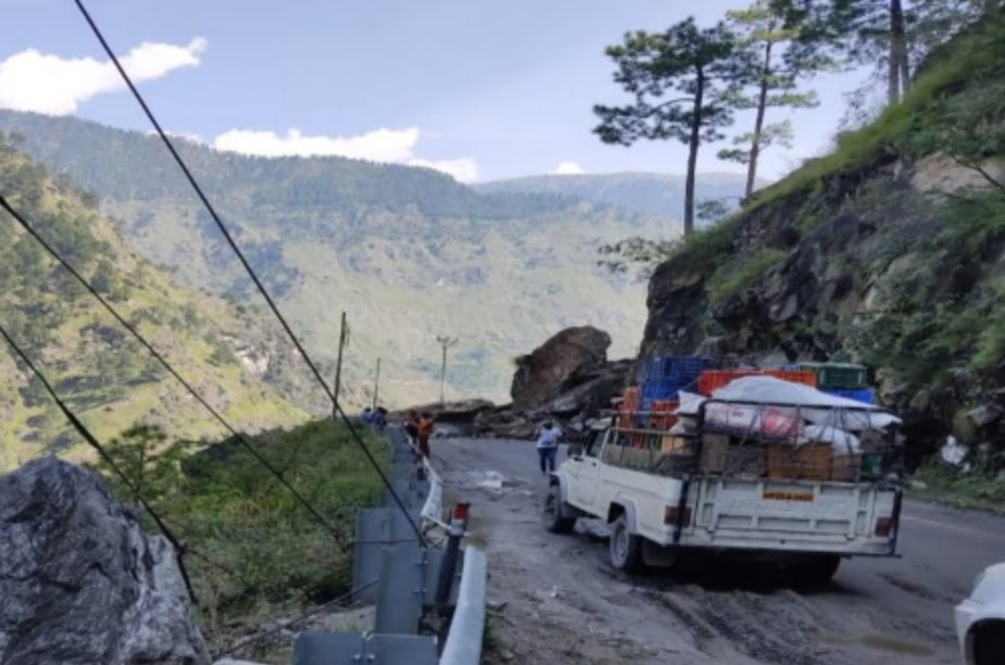 Land slides disrupts Hindustan Tibet National Highway in Himachal HIMACHAL HEADLINES