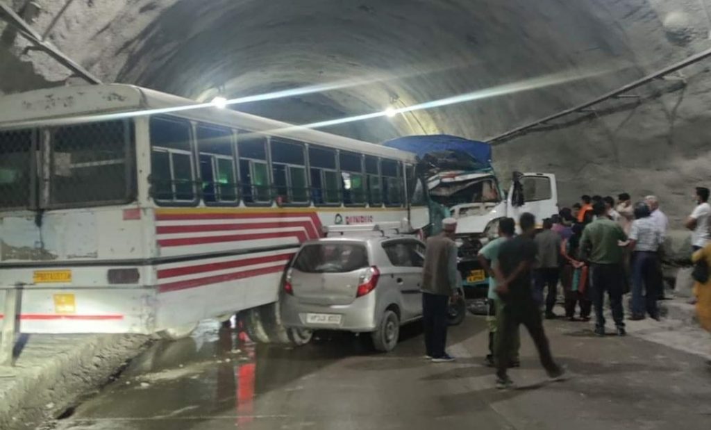 Rash driving in tunnel: One kill left 14 injured HIMACHAL HEADLINES