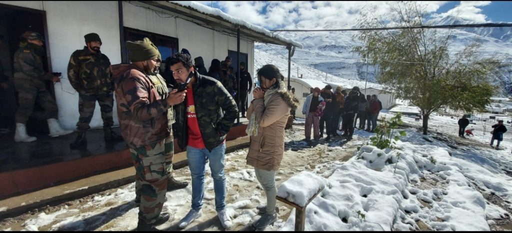 Army rescued tourist in disaster,205 people stranded in a camp HIMACHAL HEADLINES