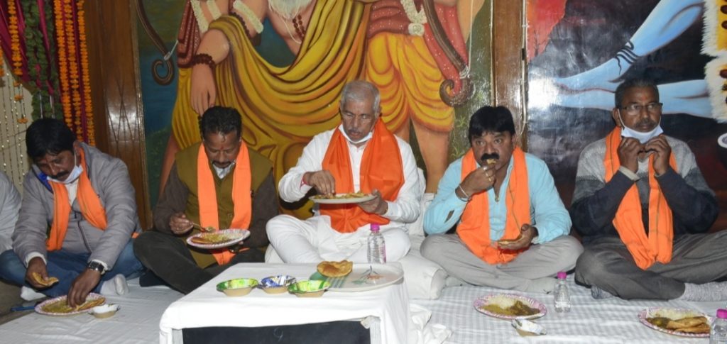 Himachal Governor offers payer at Valmiki temple Krishnanagar HIMACHAL HEADLINES
