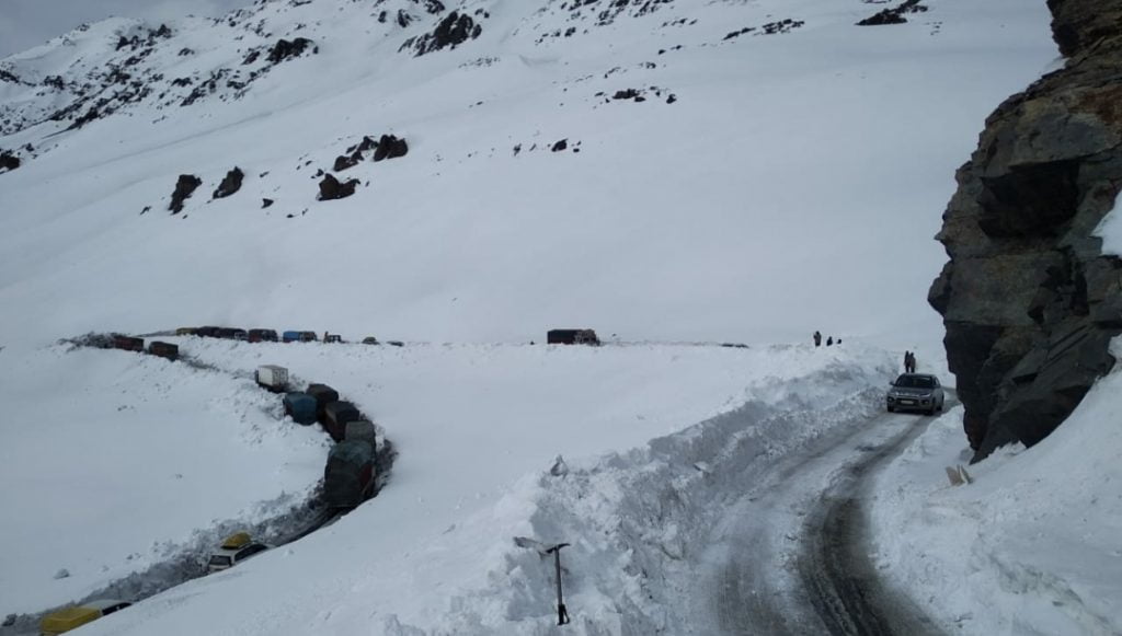 Snowfall in high reaches , Rescue operation to trace five missing trekkers hampering Snowfall in high reaches , Rescue operation to trace five missing trekkers hampering HIMACHAL HEADLINES