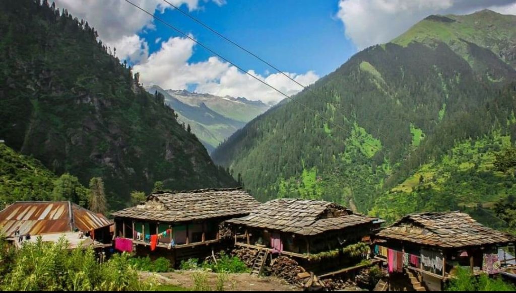 Dozen of houses gutted in fire at ancient Malana village, One sustain burn injuries CM expresses grief HIMACHAL HEADLINES