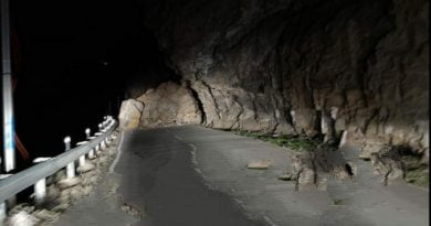 Hindustan Tibet National Highway close after a rock slided on road HIMACHAL HEADLINES