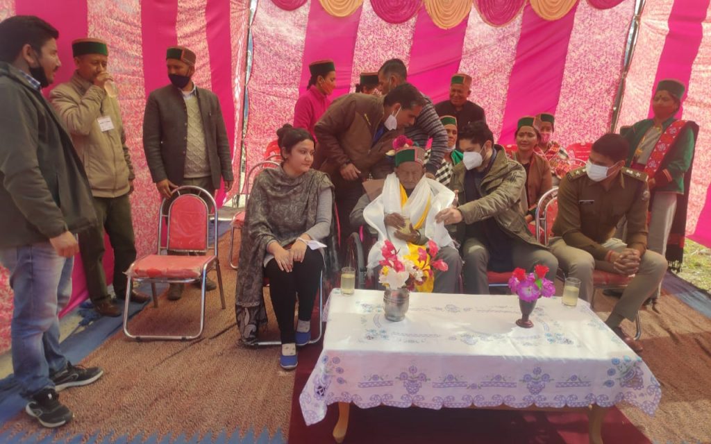 HP bye election : 30 Per cent polling in 5- hrs India's first voter cast vote at Kalpa HP bye election : 30 Per cent polling in 5- hrs India's first voter cast vote at Kalpa HIMACHAL HEADLINES