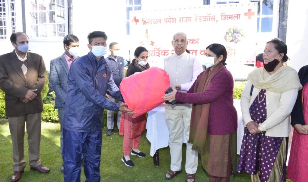Governor distributes blankets to sanitation workers Governor distributes blankets to sanitation workers HIMACHAL HEADLINES