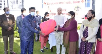 Governor distributes blankets to sanitation workers HIMACHAL HEADLINES