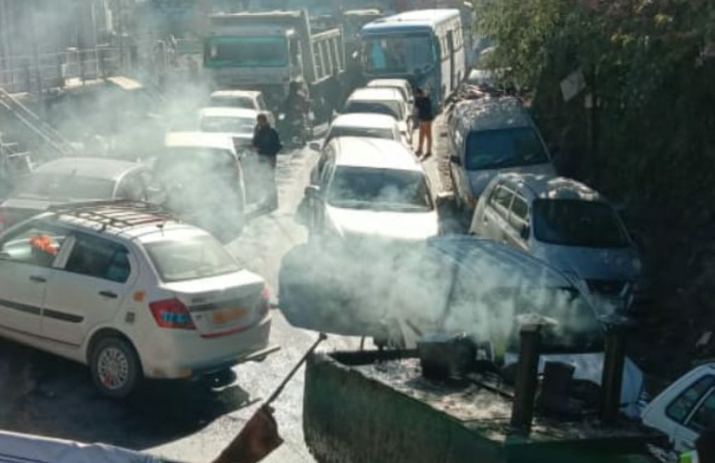 Shimla Airport road, Poor management of traffic causing jams & air pollution : Shimla Nagrik Sabha Shimla Airport road, Poor management of traffic causing jams & air pollution : Shimla Nagrik Sabha HIMACHAL HEADLINES