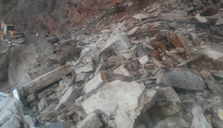 Landslide disrupt vehicular traffic on Hindustant Tibent NH HIMACHAL HEADLINES