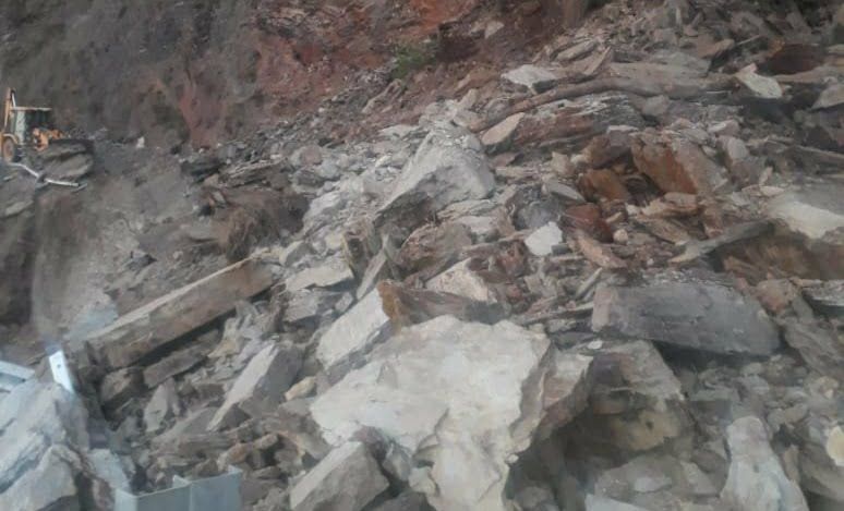 Landslide disrupt vehicular traffic on Hindustant Tibent NH HIMACHAL HEADLINES