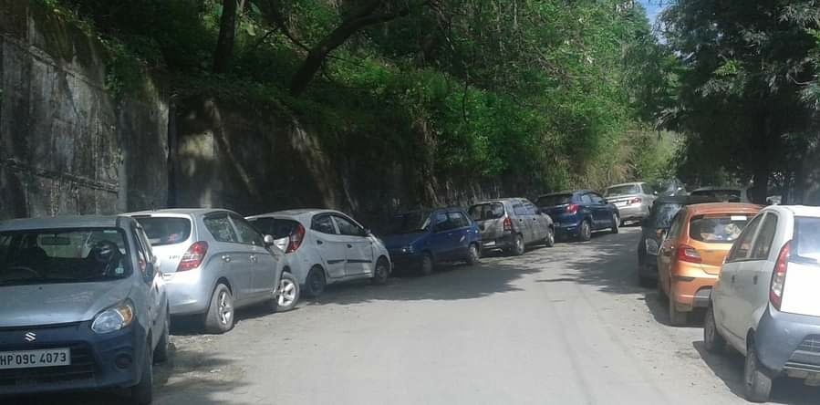 Negligent parking on NH-5: Police towed unauthorized parked vehicles HIMACHAL HEADLINES