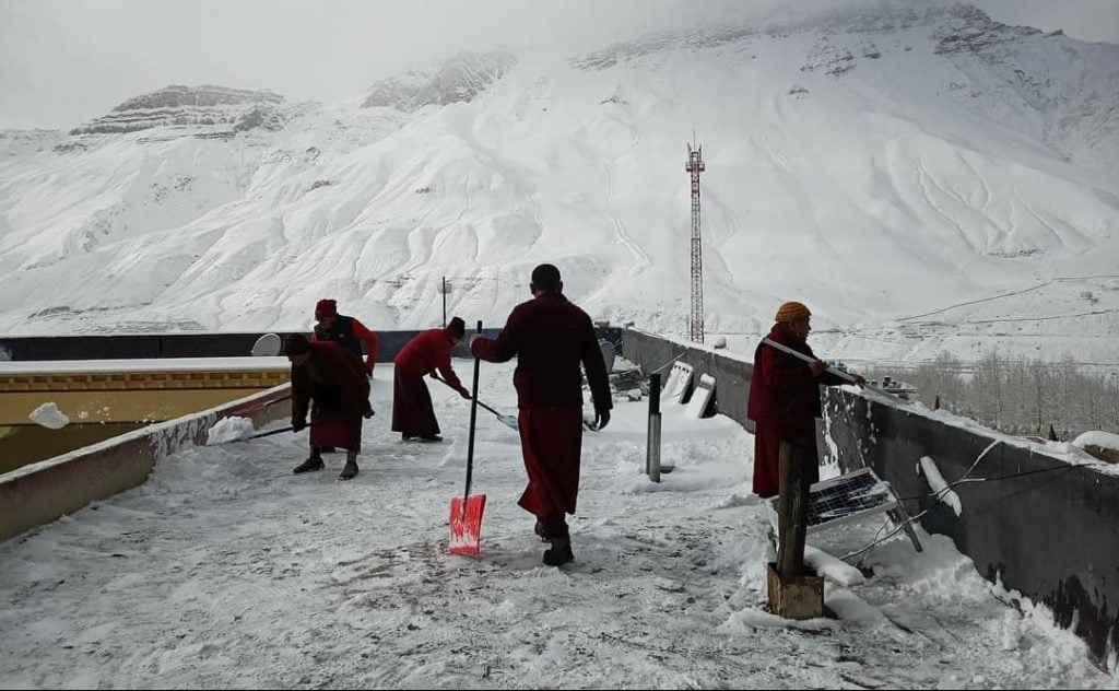 High reaches of HP drape in white Snowfall, Light rain ended prolonged dry spell High reaches of HP drape in white Snowfall, Light rain ended prolonged dry spell HIMACHAL HEADLINES