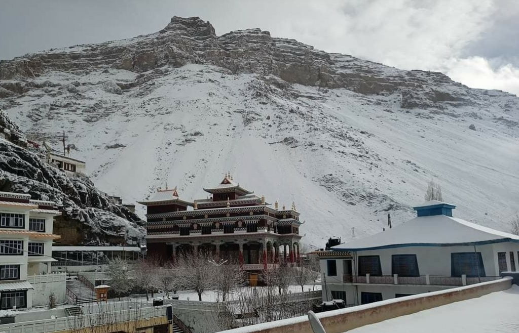 Along NH, 47 road snowbound in Himachal, No power supply in 164 places Along NH, 47 road snowbound in Himachal, No power supply in 164 places HIMACHAL HEADLINES