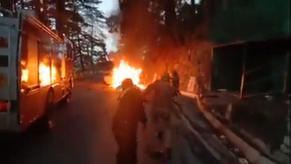 Fire broke out in a Car bearing UP number, two sustain burning injuries HIMACHAL HEADLINES