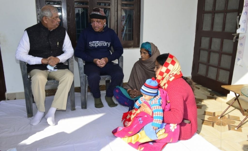Governor met family members of martyr Vivek Kumar HIMACHAL HEADLINES
