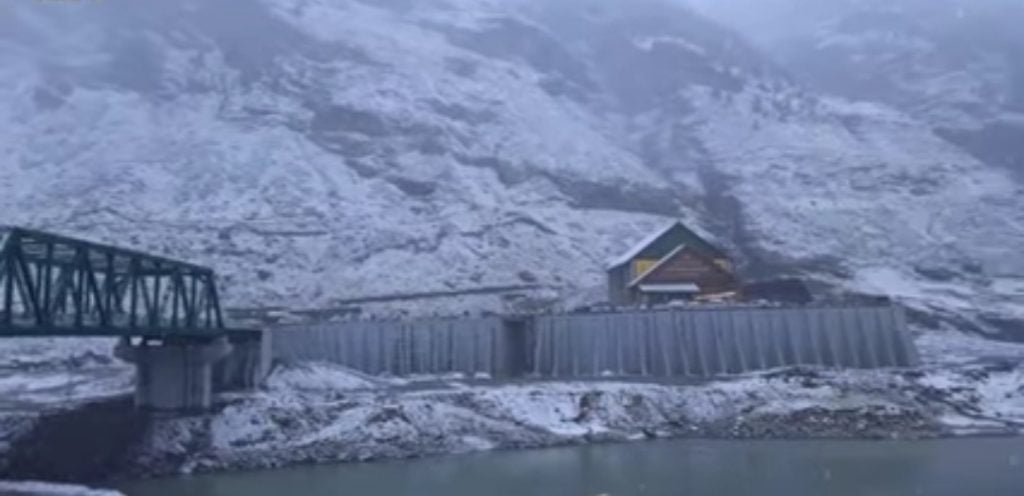 Two National Highway & 37 link road snowbound Two National Highway & 37 link road snowbound HIMACHAL HEADLINES