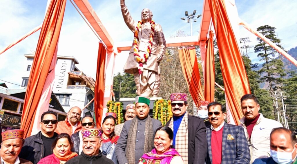 CM unveils statue of former PM and Bharat Ratan Atal Behari Vajpayee HIMACHAL HEADLINES