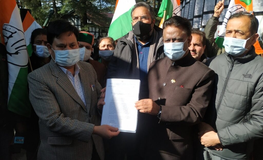 4 yrs of BJP's tenure: Cong held Protest, handover memorandum to Guv 4 yrs of BJP's tenure: Cong held Protest, handover memorandum to Guv HIMACHAL HEADLINES