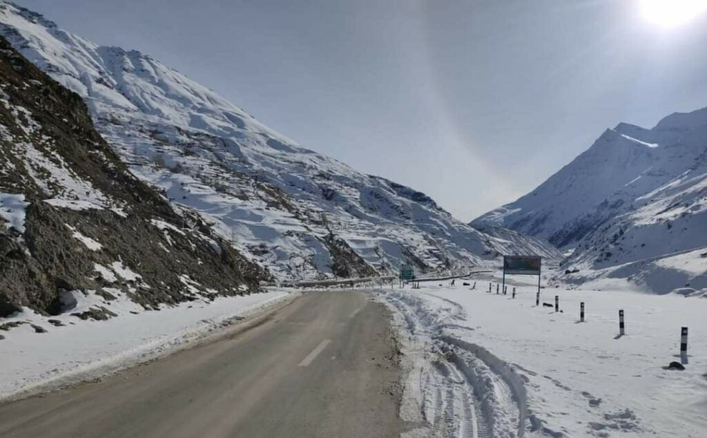 Three National Highway & 40 link road snowbound. HIMACHAL HEADLINES