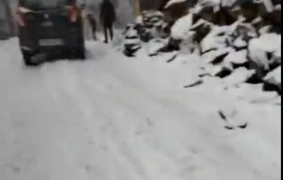 Hindustan Tibet National Highway close after Snowfall, 200 roads are snow affected Hindustan Tibet National Highway close after Snowfall, 200 roads are snow affected HIMACHAL HEADLINES