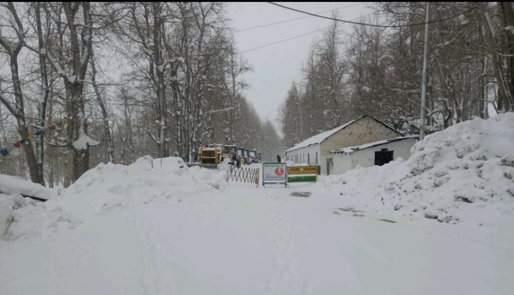 Many areas & road still snowbound in HP HIMACHAL HEADLINES