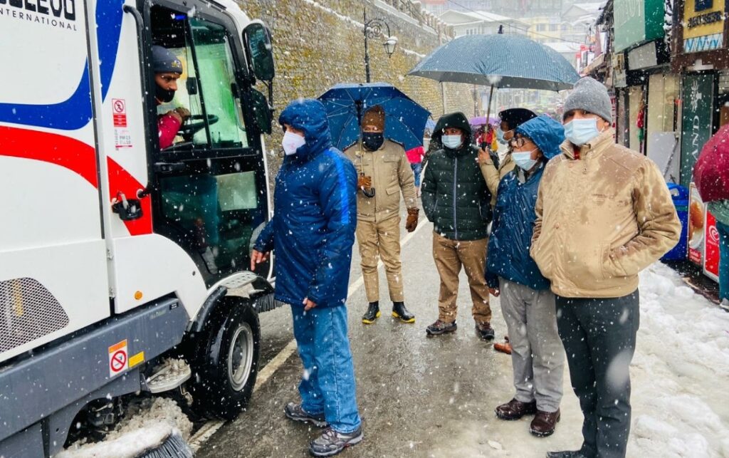 DCs direct Admin to clear snowfall from Shimla town DCs direct Admin to clear snowfall from Shimla town HIMACHAL HEADLINES