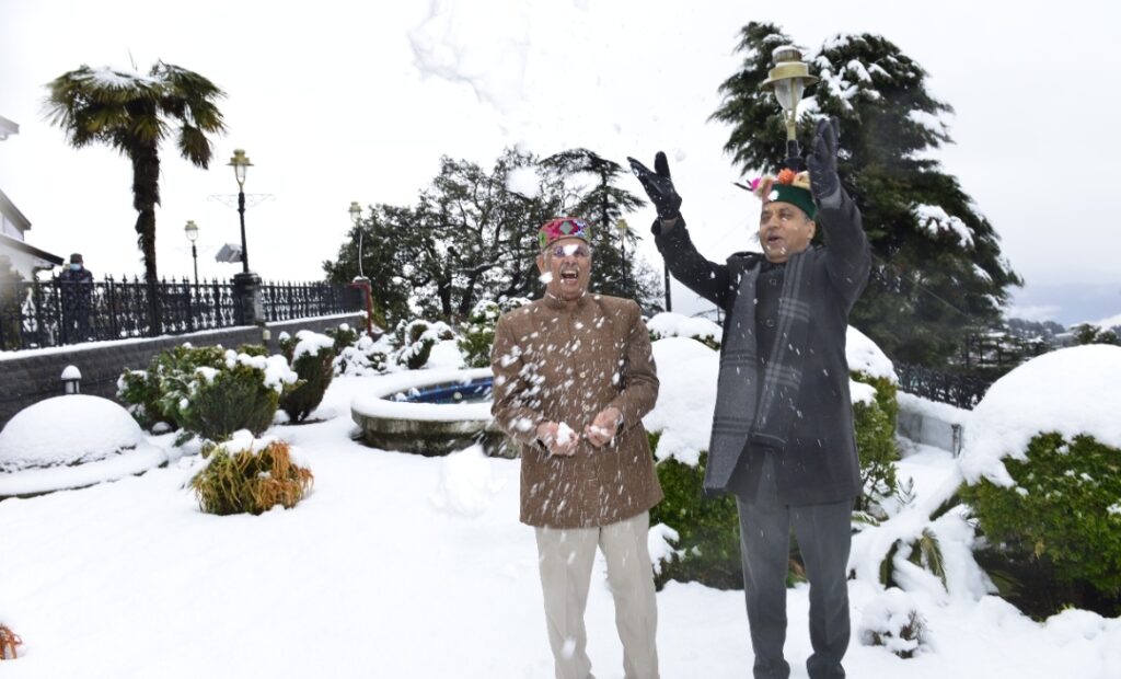 Himachal Governor enjoys snow with Chief Minister Himachal Governor enjoys snow with Chief Minister HIMACHAL HEADLINES