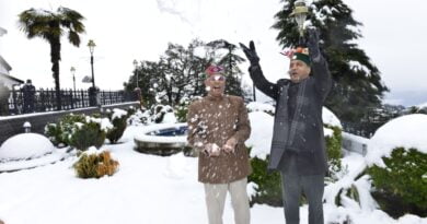 Himachal Governor enjoys snow with Chief Minister HIMACHAL HEADLINES