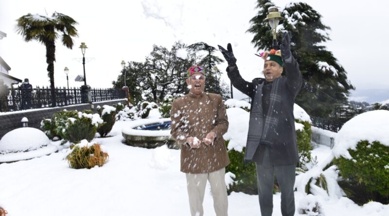 Himachal Governor enjoys snow with Chief Minister HIMACHAL HEADLINES